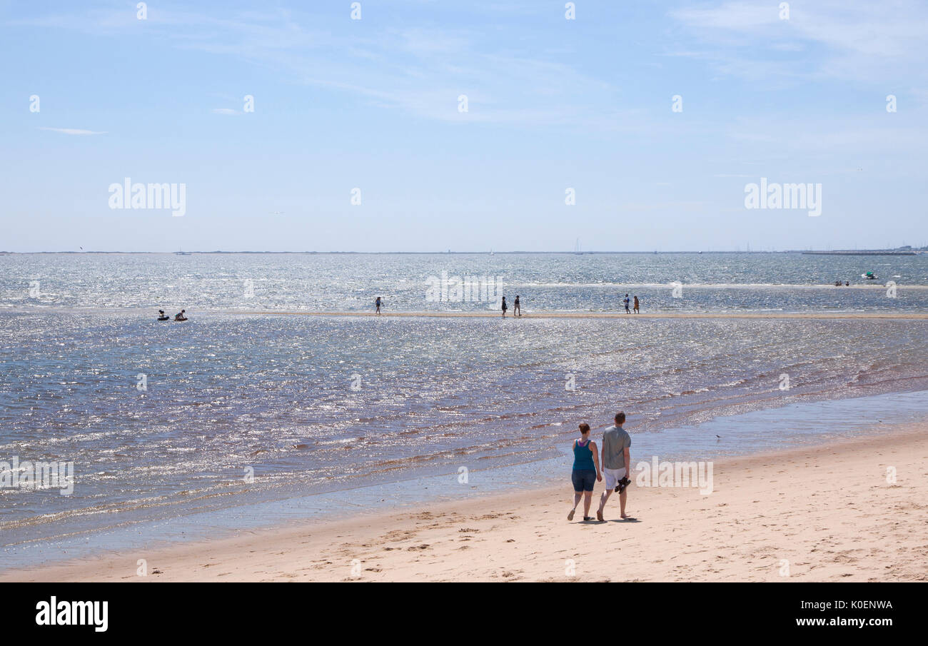 Paar am Strand entlang in Cape Cod in der Nähe einer Sandbank. Stockfoto