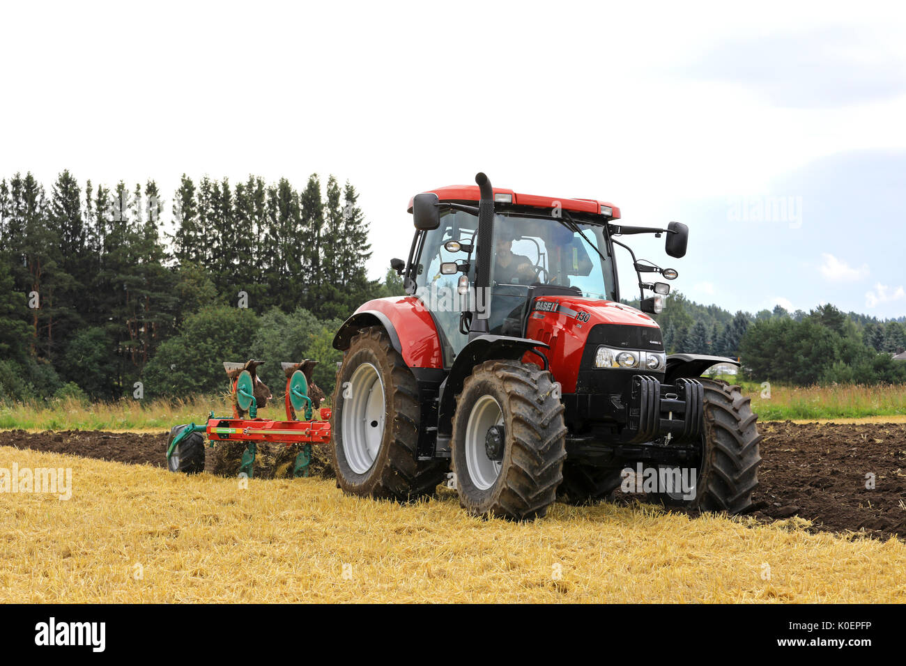 SALO, Finnland - 18. AUGUST 2017: Landwirt arbeitet mit Case IH MAXXUM 130 CVX Traktor und Kverneland auf Stoppeln Feld auf Puontin Peltopaivat Agricult Pflug Stockfoto