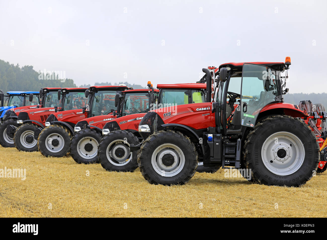 SALO, Finnland - 18. AUGUST 2017: Case IH MAXXUM 115 und anderen Case IH Traktoren in einer Reihe auf Stoppeln Feld geparkt auf Puontin Peltopaivat 20. Stockfoto
