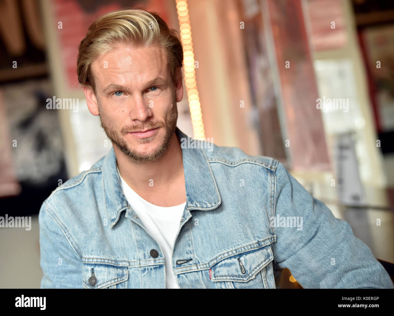 Beilin, Deutschland. 22 Aug, 2017. Schauspieler Frederic Heidorn bei einem Fotoshooting für die deutsche Fernsehsendung 'Aufruf der Jungen: 4 Männer für gewisse Stunden" in Beilin, Deutschland, 22. August 2017. Die Show wird Premiere auf den 11. September 2017. Foto: Britta Pedersen/dpa-Zentralbild/ZB/dpa/Alamy leben Nachrichten Stockfoto