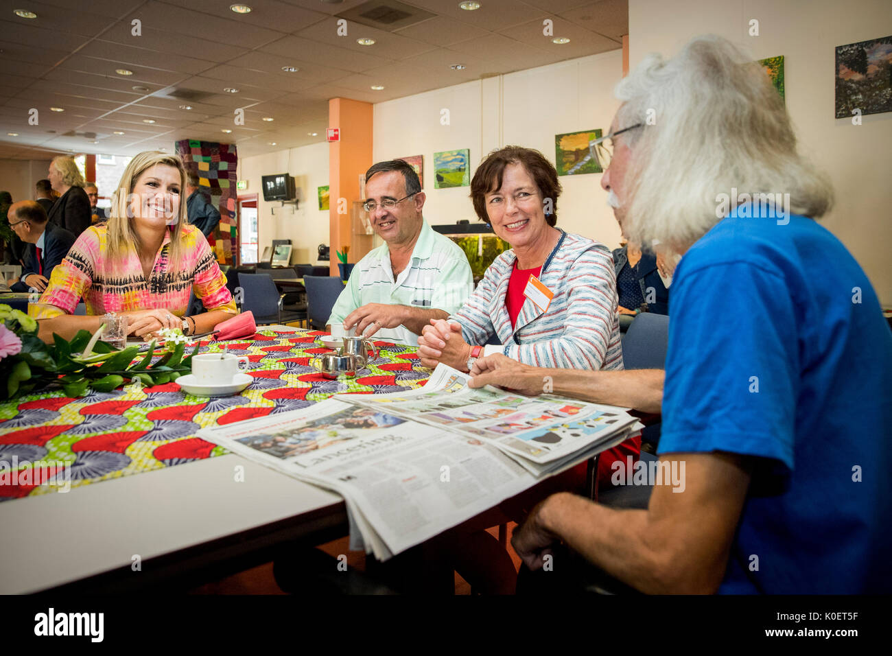 Delft, Niederlande. 22 Aug, 2017. Queen Máxima der Niederlande bei der Jessehof in Delft, am 22. August 2017 Für eine workvisit, die Jessehof ist ein Eingang für Leute mit einem kleinen sozialen Netzwerk, von sozialer Ausgrenzung und Obdachlose. Es ist eines der Projekte, die von der Kansfonds Foto: Albert Nieboer/Niederlande/Point de Vue, · KEINE LEITUNG SERVICE · Foto: Albert Nieboer/Royal drücken Sie Europa/RPE/dpa/Alamy Live-Nachrichten unterstützt. Stockfoto