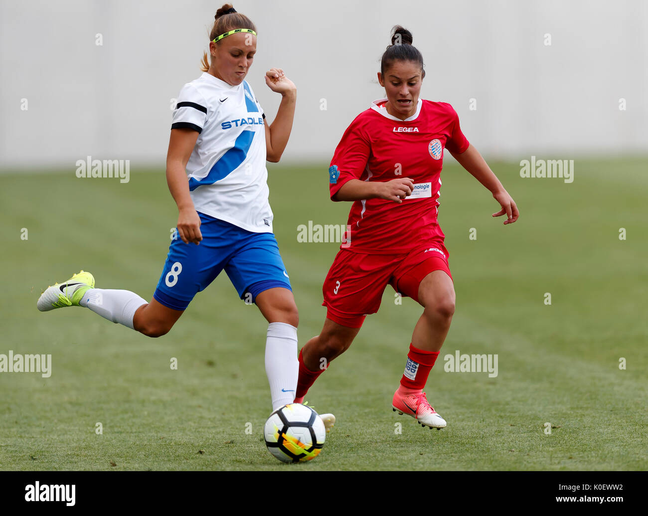 BUDAPEST, Ungarn - 22. August: Barbara Toth #8 Der MTK Hungaria FC steuert den Ball neben Arbenita Curraj #3 Der WFC Hajvalia während der UEFA Champions League Qualifikationsspiel zwischen MTK Hungaria FC und WFC Hajvalia an Nandor Hidegkuti Stadion am 22. August 2017 in Budapest, Ungarn. Stockfoto