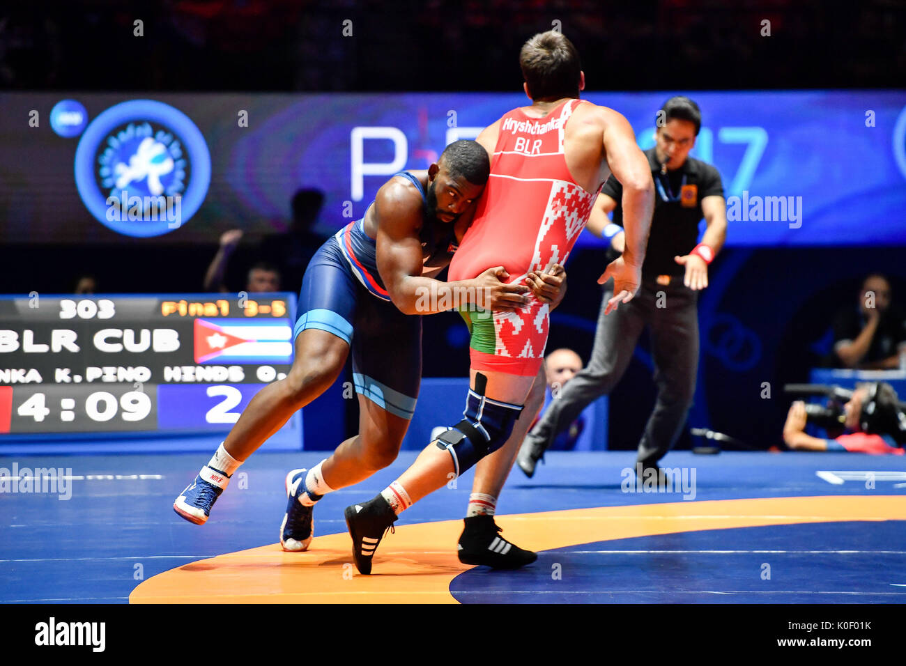 Paris, Frankreich. 22 Aug, 2017. Oscar Pino Hinds (L) von Kuba konkurriert mit Kiryl Hryshchanka von Belarus im Kampf um Bronze der Männer 130 kg Greece-Roman wrestling Der FILA World Wrestling Championships in Paris, Frankreich am 22.08.2017. Oscar Pino Hinds gewann die Bronzemedaille der Veranstaltung. Quelle: Xinhua/Alamy leben Nachrichten Stockfoto