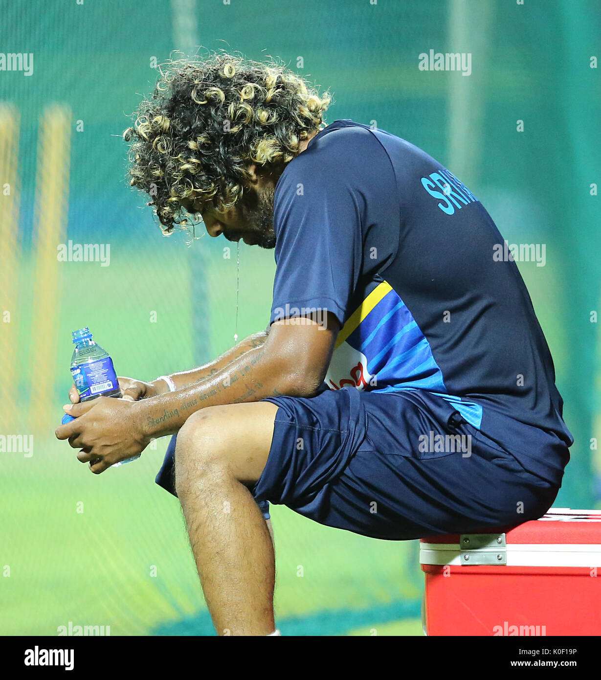 Pallekele, Sri Lanka. 22 Aug, 2017. Sri Lankan cricketer Lasith Malinga nimmt eine Pause während einer Übungsstunde am Pallekele International Cricket Stadion in pallekele am 22. August 2017, Quelle: Lahiru hat Harshana/Alamy leben Nachrichten Stockfoto