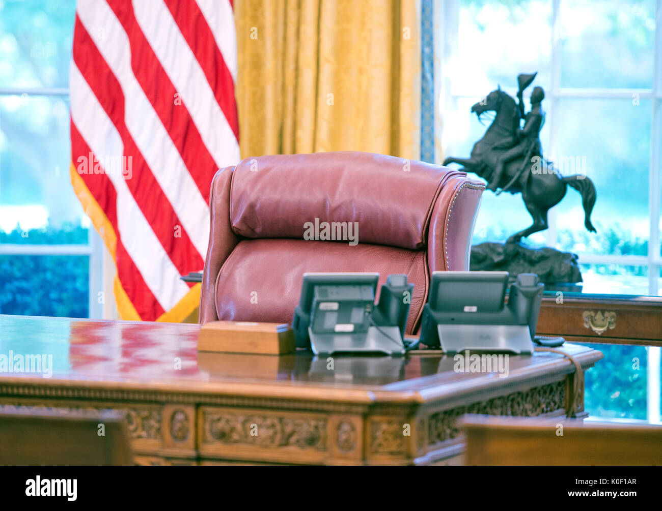 Washington, USA. 22 Aug, 2017. Sehr hohe Auflösung auf das neu renovierte Interieur des Oval Office im Weißen Haus in Washington, DC am Dienstag, 22. August 2017. Die Ansicht ist eine Close-up auf der Suche rechts von der Tür auf den Stuhl und "entschlossen" Schreibtisch durch den Präsidenten verwendet. Credit: MediaPunch Inc/Alamy leben Nachrichten Stockfoto