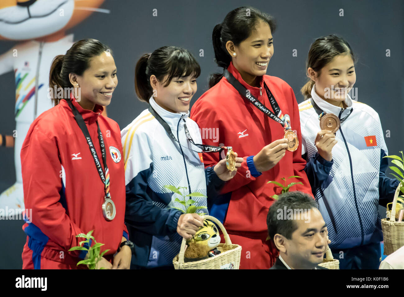 Kuala Lumpur, Malaysia. 22 Aug, 2017. SEA Games 2017 Damen Degen Einzel Medaille Präsentation. (L - R) Abella (PHI) Silber, Nguyen Thi Nhu Hoa (VIE) GOLD, Raguin (PHI) BRONZE, Nguyen Thi Quyen (VIE) Bronze. Credit: Danny Chan/Alamy leben Nachrichten Stockfoto