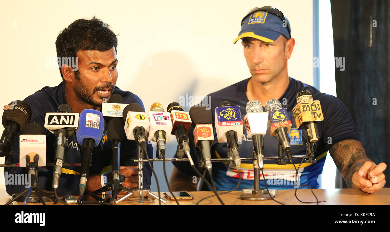 Pallekele, Sri Lanka. 23 Aug, 2017. Sri Lankan Cricket Captain Upul Tharanga (L) auf einer Pressekonferenz und Sri Lankan Cricket coach NIC Pothas schaut während einer Pressekonferenz in pallekele am 23. August 2017 Credit: Lahiru hat Harshana/Alamy leben Nachrichten Stockfoto