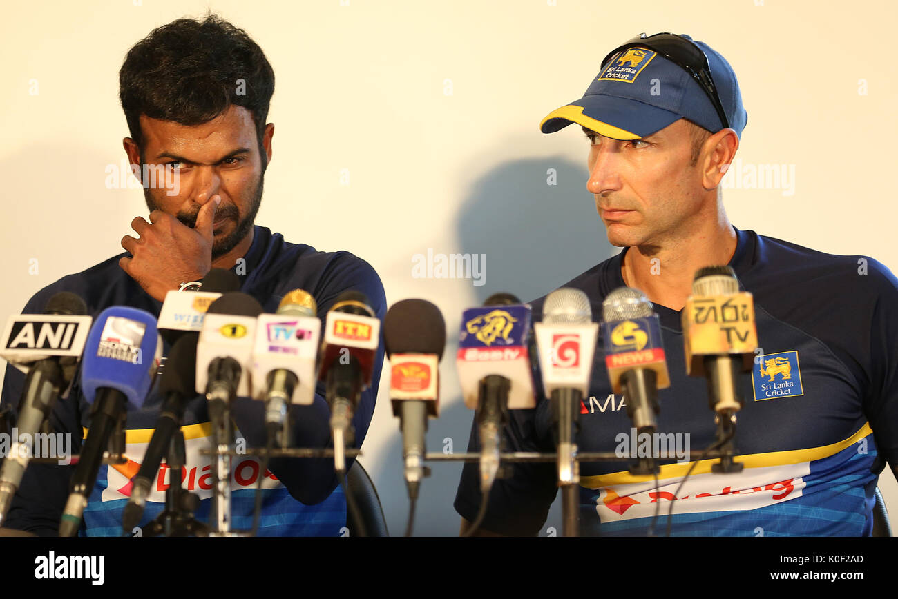 Pallekele, Sri Lanka. 23 Aug, 2017. Sri Lankan Cricket Captain Upul Tharanga (L) und Sri Lankan Cricket coach NIC Pothas (R) schaut auf während einer Pressekonferenz in pallekele am 23. August 2017 Credit: Lahiru hat Harshana/Alamy leben Nachrichten Stockfoto