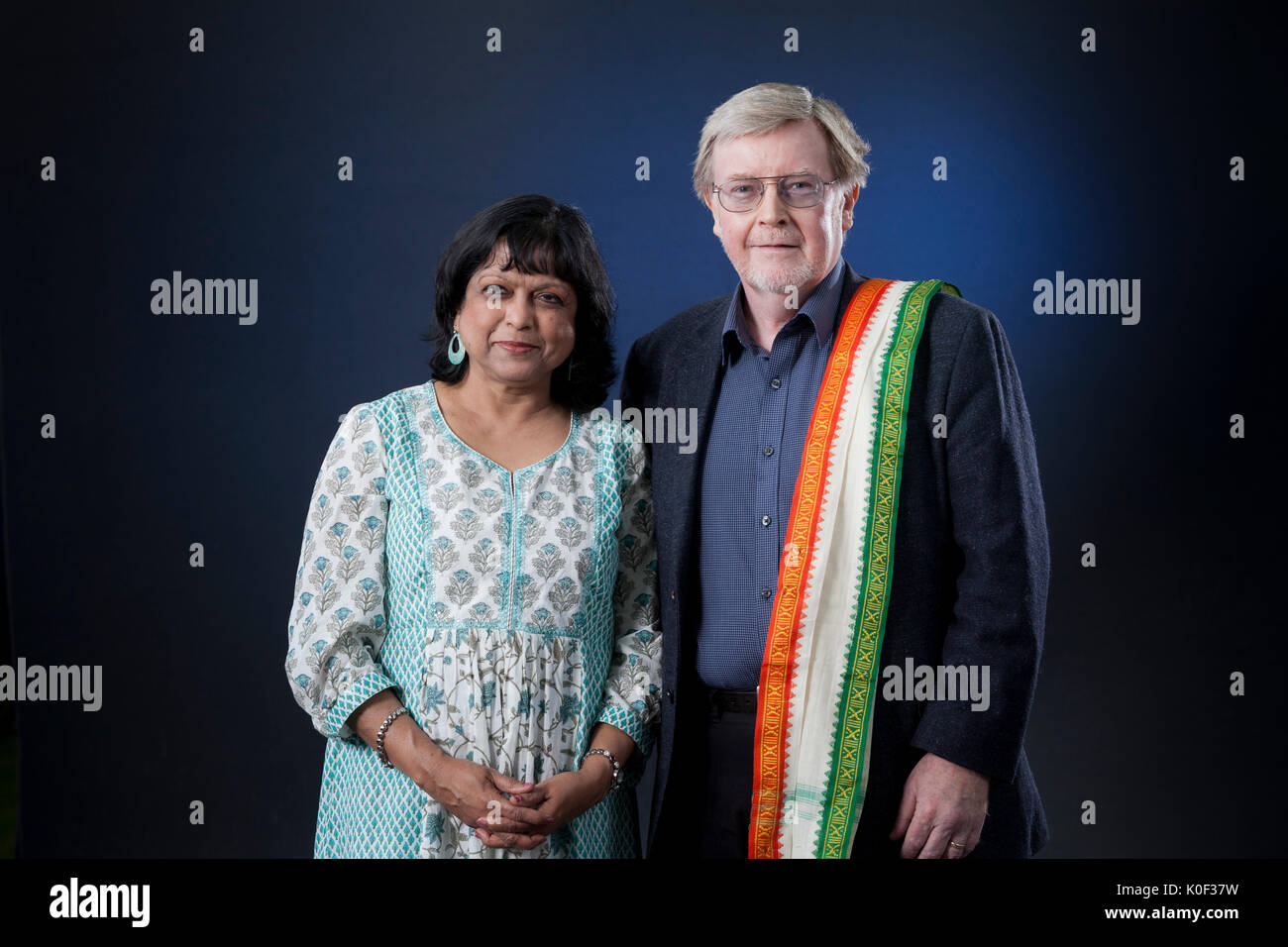 Edinburgh, Großbritannien. 23 Aug, 2017. Bashabi Fraser, der Inder - geboren schottische Dichter und Alan Riach, der Schottische Dichter und akademischen, beim Edinburgh International Book Festival erscheinen. Credit: GARY DOAK/Alamy leben Nachrichten Stockfoto