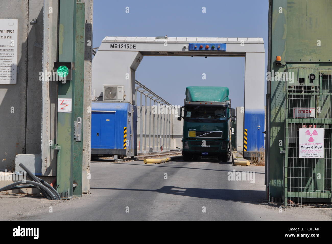 Fracht- Fahrzeug im Bereich der Kerem Shalom Grenzübergang auf Gaza Strip-Israel Grenze am 23 August, 2017 gesehen. Jedes Fahrzeug muss durch ein spezielles Security Check gehen. (CTK Photo/Matej Riha) Stockfoto