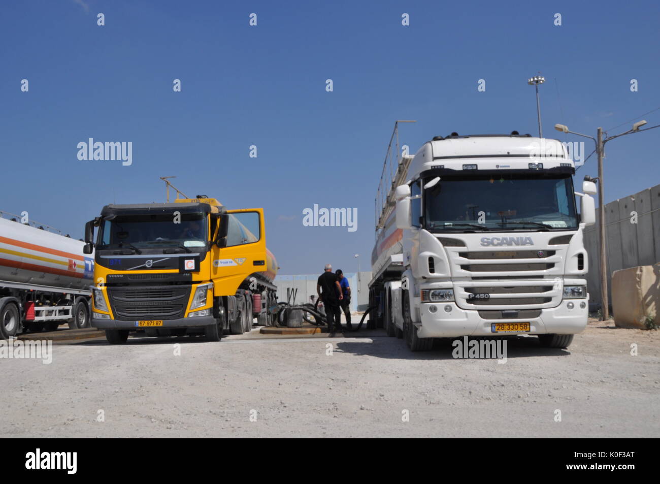 Lkw sind im Bereich der Kerem Shalom Grenzübergang auf Gaza Strip-Israel Grenze am 23 August, 2017 gesehen. Jedes Fahrzeug muss durch ein spezielles Security Check gehen. (CTK Photo/Matej Riha) Stockfoto