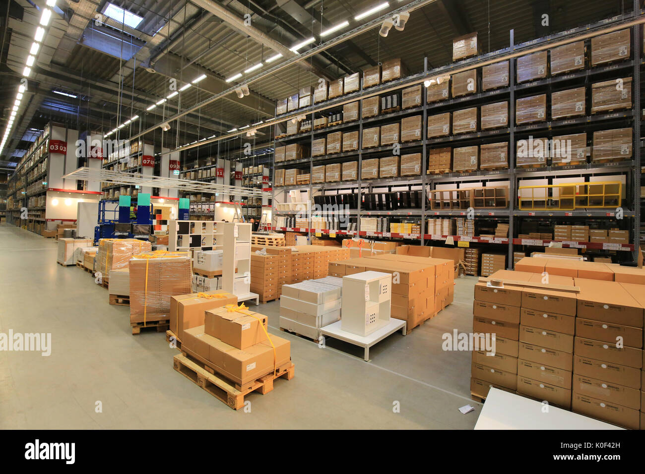 Techniker arbeiten im SBLagerhaus der IKEA in Magdeburg, Deutschland