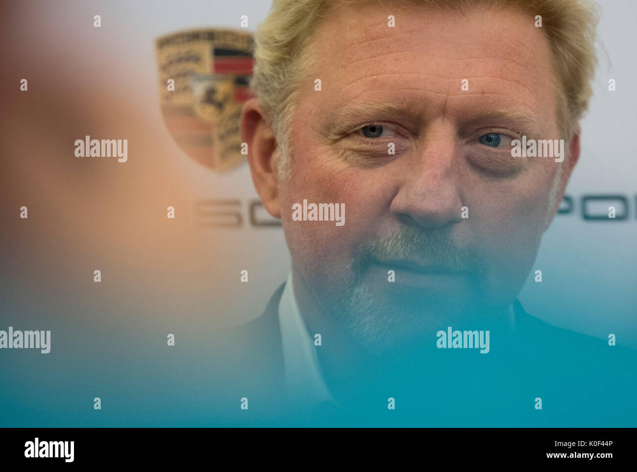 Deutschen ehemaligen Tennisprofi Boris Becker spricht bei einer Pressekonferenz durch den Deutschen Tennis Bund (DTB) am Römerberg in Frankfurt am Main, Deutschland, 23. August 2017. Becker ist als neuer oberer Beamter des DTB eingeführt werden. Die drei - Zeit Wimbledon Champion wird verantwortlich sein - als "Leiter der Men's Tennis' - für alle die Men's Aktivitäten innerhalb der Föderation. Foto: Boris Roessler/dpa Stockfoto