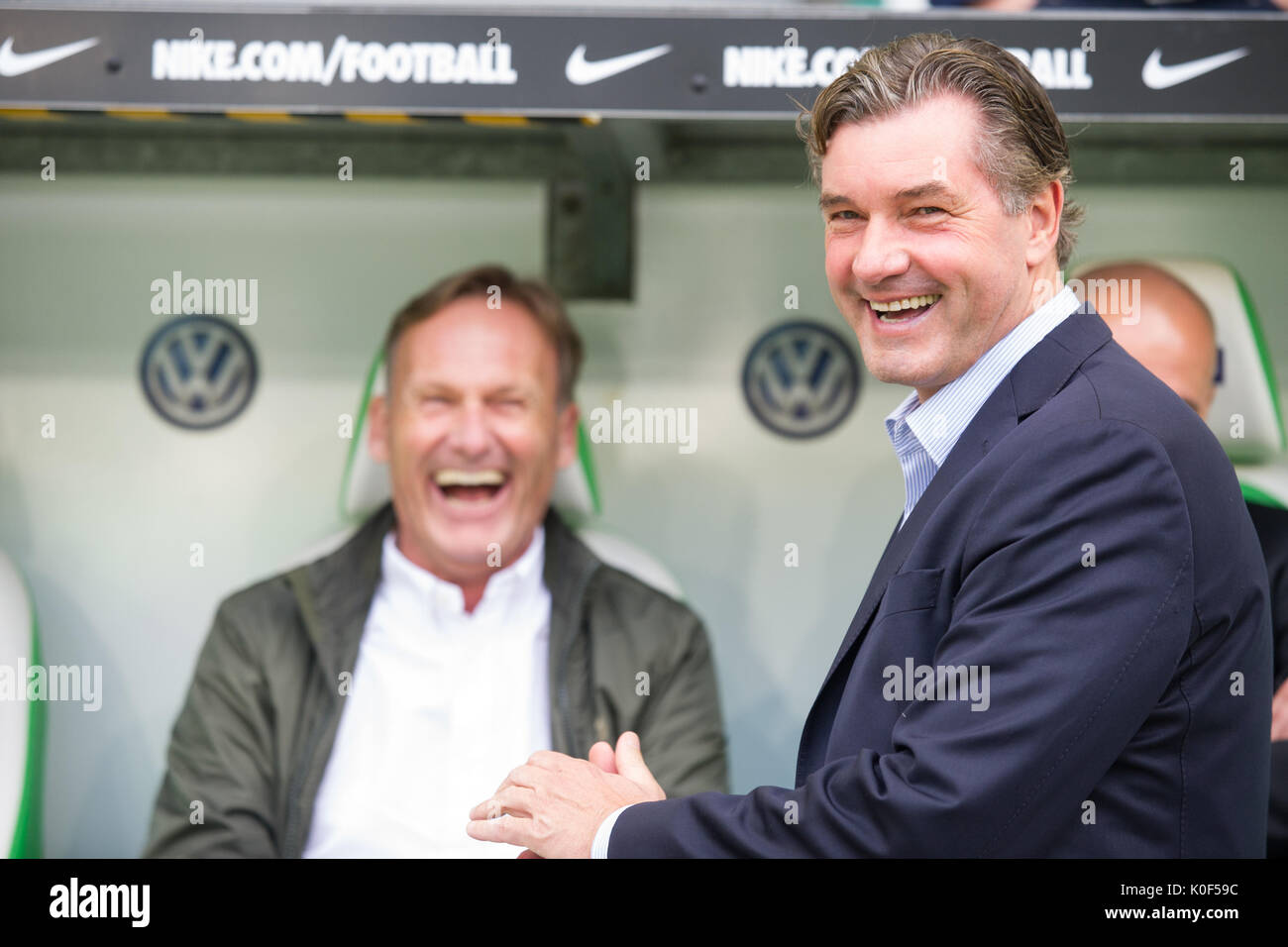 Michael ZORC (re., Sportdirektor) und Hans-Joachim Watzke (Vorsitzender) Geschaeftsfuehrer lachend, l chelnd, l cheln, l chelnd, lacht, Halle 5 sich, Fussball 1. Bundesliga, 1. Spieltag, VfL Wolfsburg (WOB) - Borussia Dortmund (DO) 0:3, am 19.08.2017 in Wolfsburg/Deutschland. | Verwendung weltweit Stockfoto