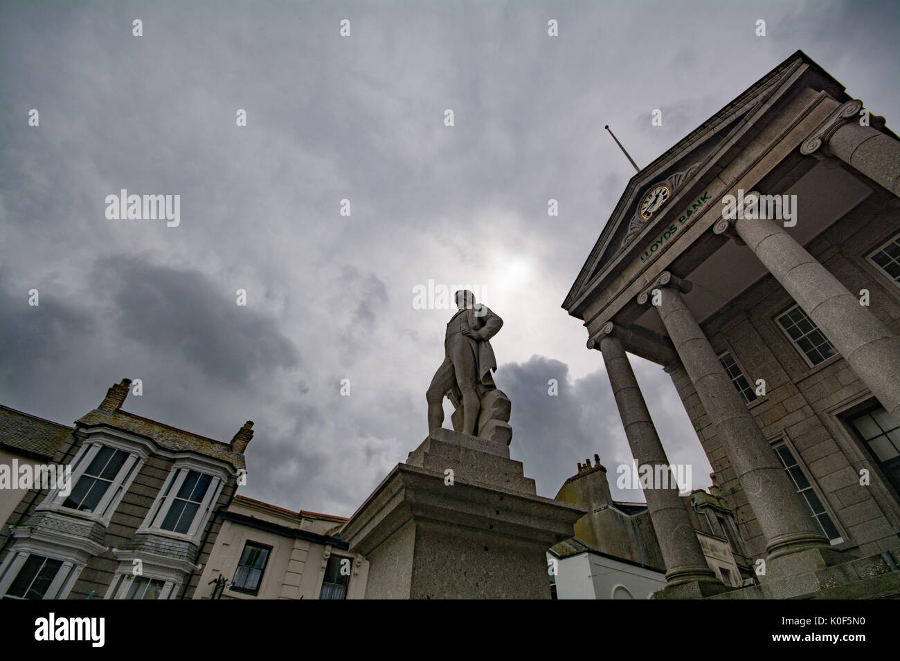 Penzance, Cornwall, UK. 23. August 2017. UK Wetter. Grauer Himmel über der Statue von Sir Humphry Davy entdeckt, die berühmten Cornish Erfinder und Chemiker, in Penzance heute. Sir Humphry als eye Patch, den Weltrekord Versuch dieses Wochenende für die meisten Piraten in einem Ort, in Penzance versucht werden. Foto: Simon Maycock/Alamy leben Nachrichten Stockfoto
