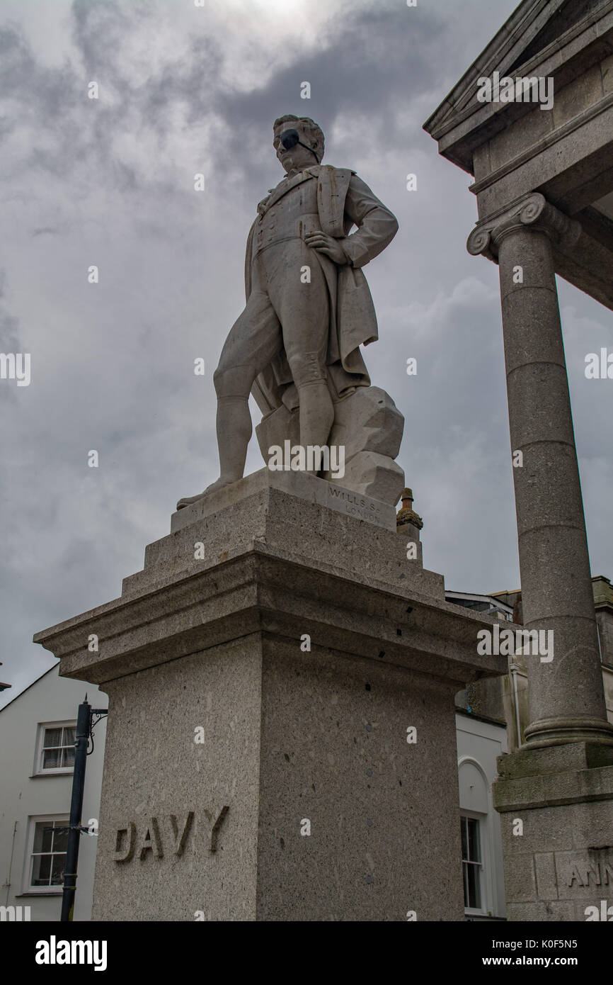 Penzance, Cornwall, UK. 23. August 2017. UK Wetter. Grauer Himmel über der Statue von Sir Humphry Davy entdeckt, die berühmten Cornish Erfinder und Chemiker, in Penzance heute. Sir Humphry als eye Patch, den Weltrekord Versuch dieses Wochenende für die meisten Piraten in einem Ort, in Penzance versucht werden. Foto: Simon Maycock/Alamy leben Nachrichten Stockfoto
