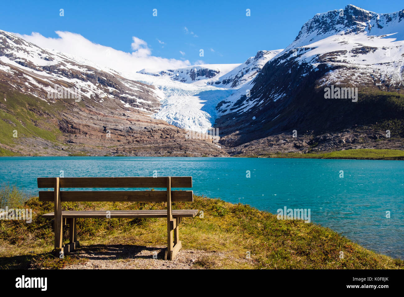 Lakeside leer Svartisvatnet Sitzbank mit Blick auf den See zum Engabreen oder Enga Gletscher Svartisen Arm der Eiskappe. Saltfjellet-Svartisen Nationalpark Norwegen Stockfoto