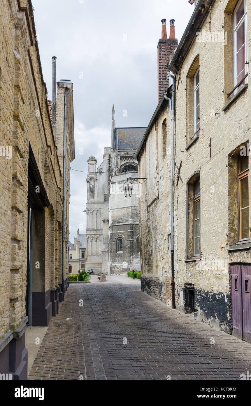 Enge gepflasterte Straße in der Stadt von Saint-Omer im Pas-de-Calais Region Nord Ost Frankreich Stockfoto