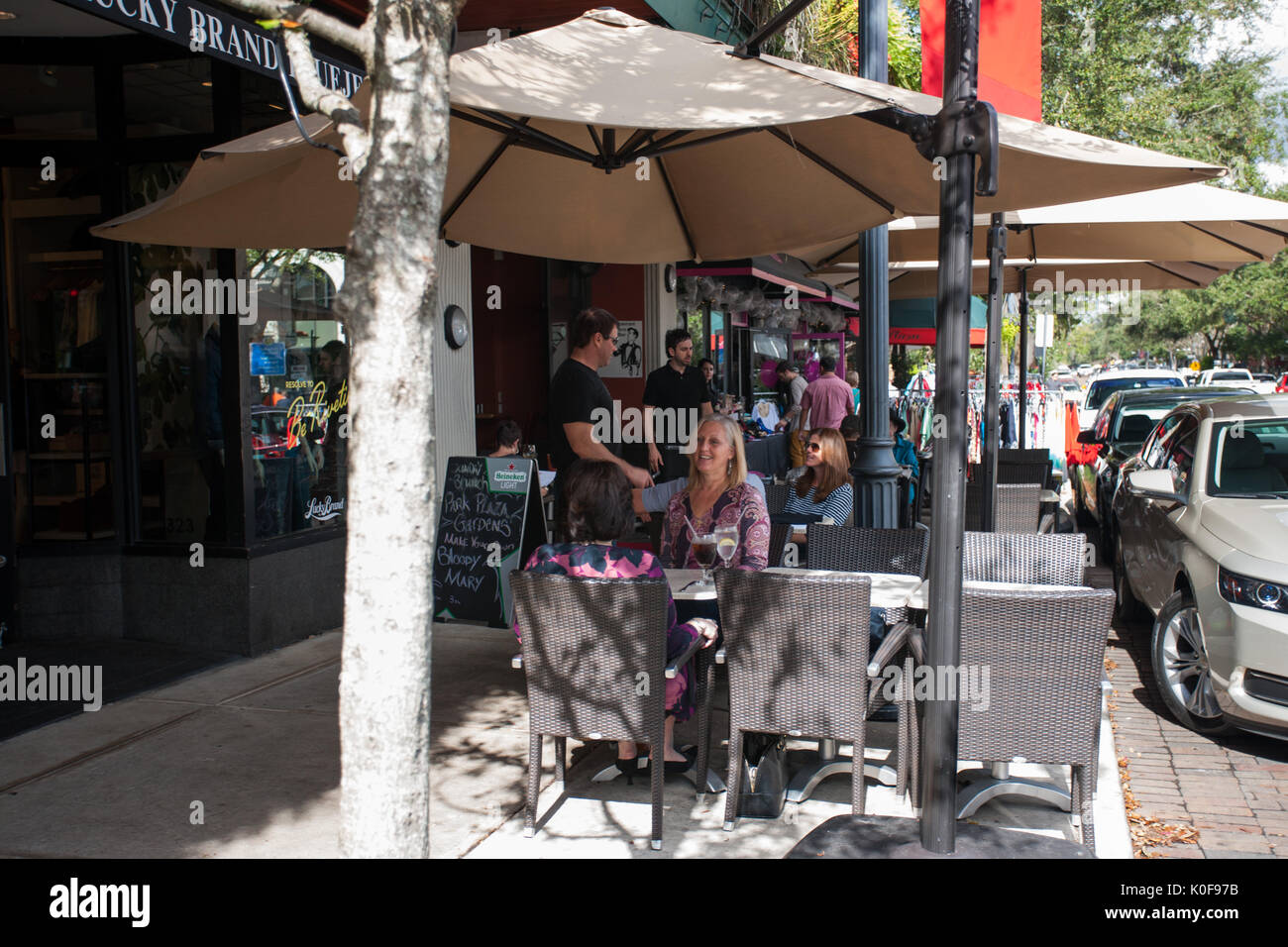 Geschäfte und Restaurants entlang der Park Avenue, Winter Park, Florida Shopping Viertel. Stockfoto