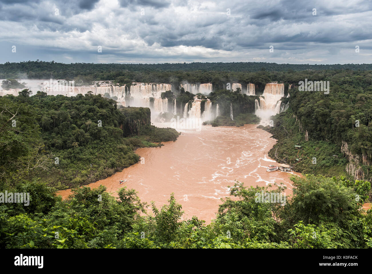 Iguazú-Wasserfälle der Fluss Iguazú, Grenze zwischen Brasilien und Argentinien, Paraná, Brasilien Stockfoto