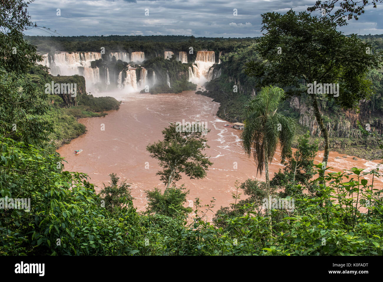Iguazú-Wasserfälle der Fluss Iguazú, Grenze zwischen Brasilien und Argentinien, Paraná, Brasilien Stockfoto