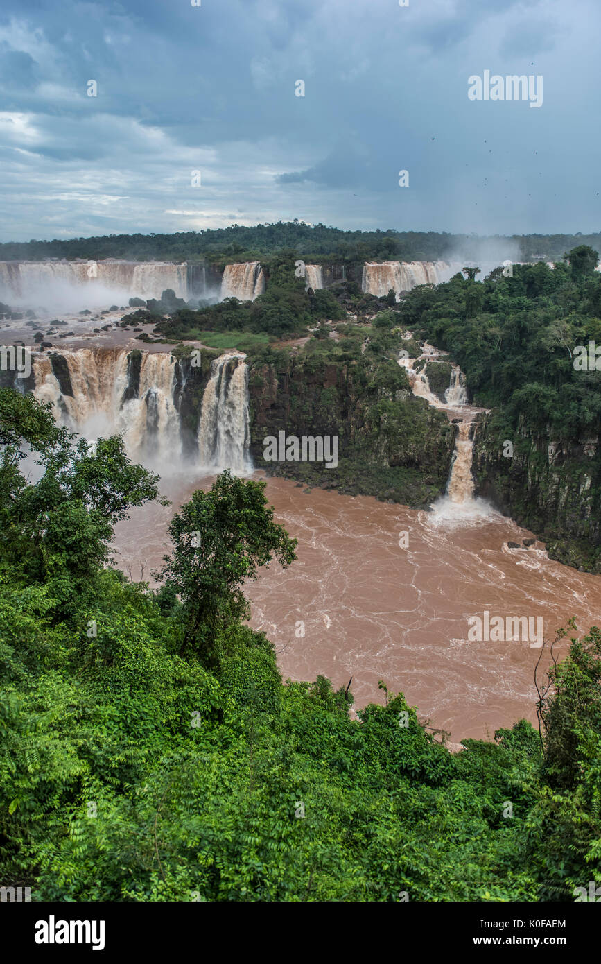 Iguazú-Wasserfälle der Fluss Iguazú, Grenze zwischen Brasilien und Argentinien, Paraná, Brasilien Stockfoto