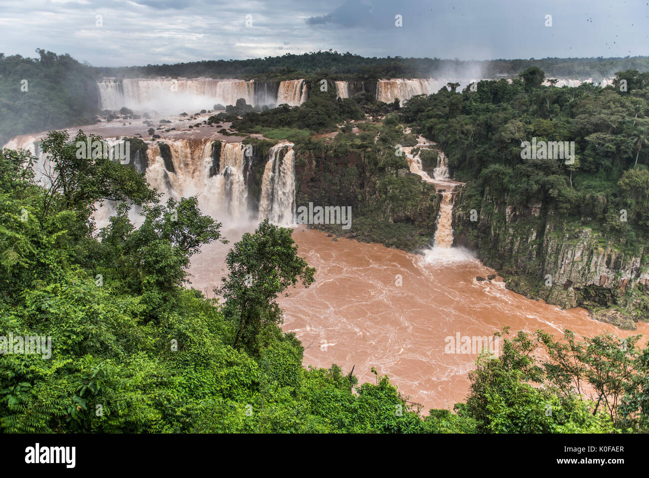 Iguazú-Wasserfälle der Fluss Iguazú, Grenze zwischen Brasilien und Argentinien, Paraná, Brasilien Stockfoto