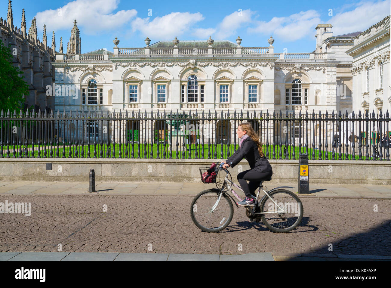 Student der Universität Cambridge UK, ein Student Zyklen hinter den alten Schulen Gebäude in King's Parade im Zentrum von Cambridge, England. Stockfoto