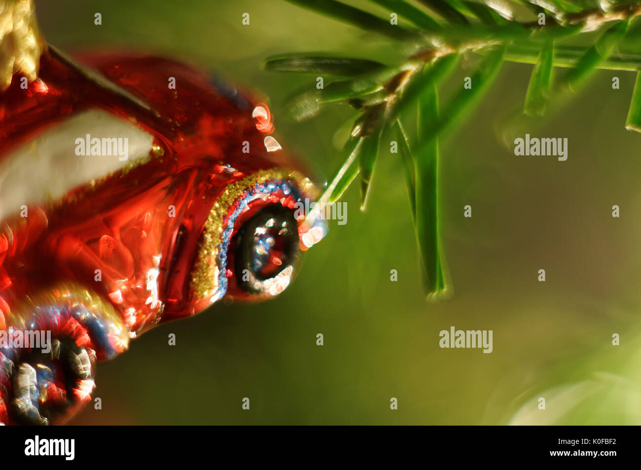 Weihnachtsdekoration. Christbaumkugel hängen an Garn. Bokeh Hintergrund. Weihnachtsbaum Zweig. Stockfoto