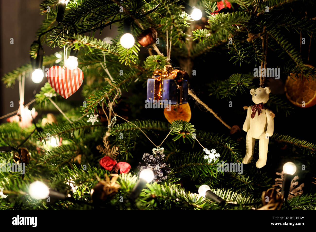 Weihnachten Baum Dekoration mit Lichtern und kleinen Anhänger. Stockfoto