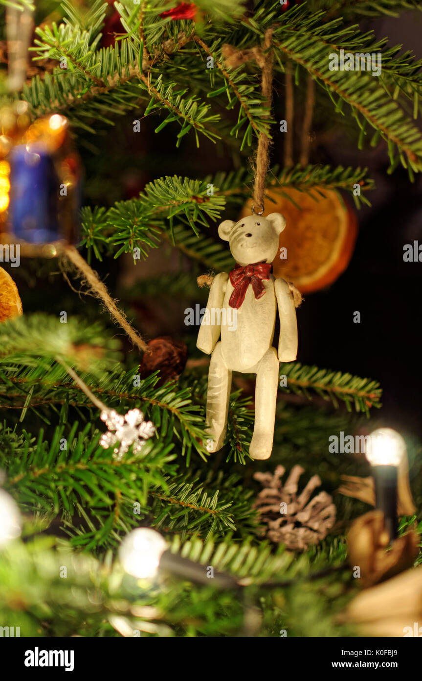 Dekoriert Xmas Tree. Holz- Teddybär und Leuchten. Stockfoto
