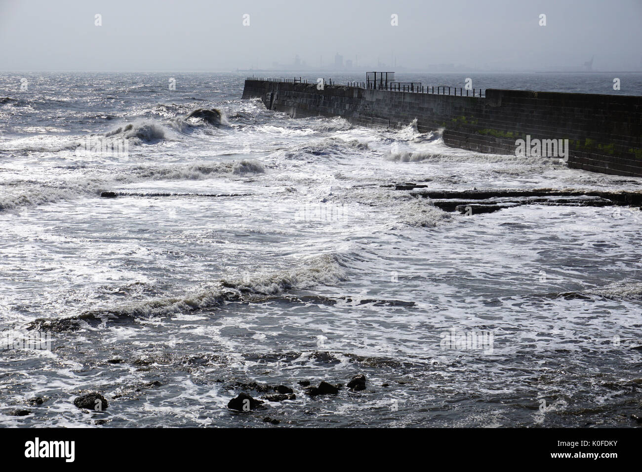 Wellen und rauer See Krachen gegen die Heugh Breakwater Pier auf der Landspitze an der nordöstlichen Küste von Hartlepool, England Stockfoto