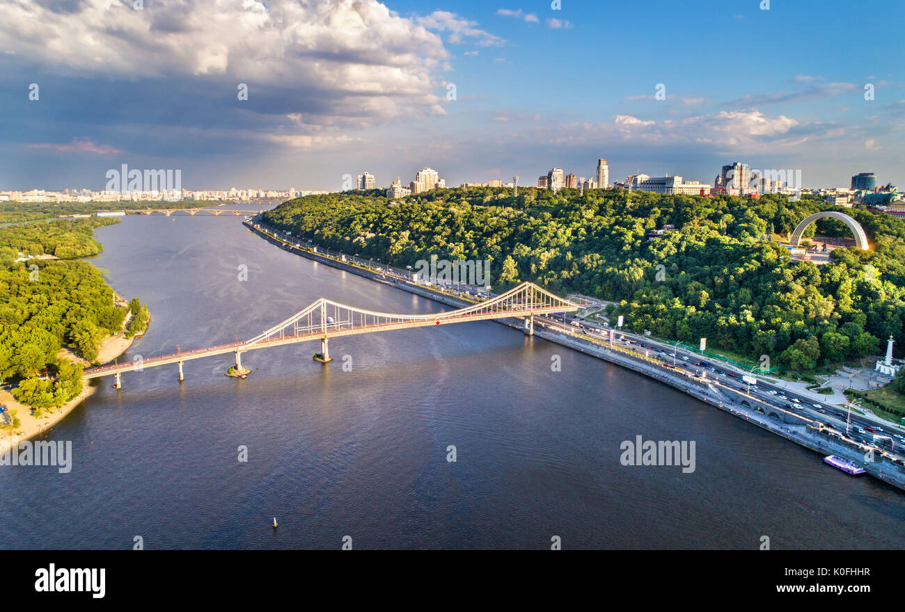 Luftaufnahme des Dnjepr mit der Fußgängerbrücke in Kiew, Ukraine Stockfoto