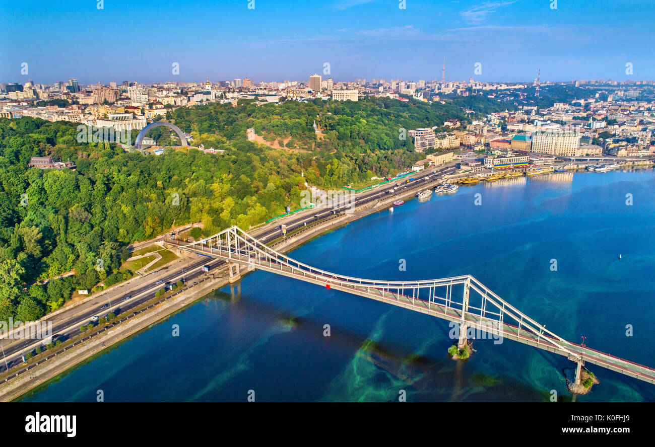 Luftaufnahme des Dnjepr mit der Fußgängerbrücke in Kiew, Ukraine Stockfoto