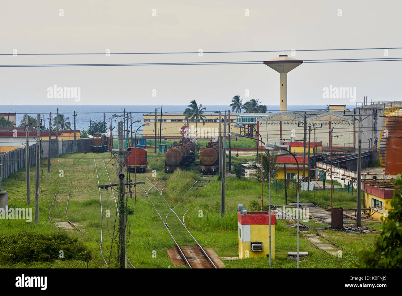 Kuba, Kuba, Hauptstadt Havanna Club Rum Fabrik und Bahn hof Stockfoto