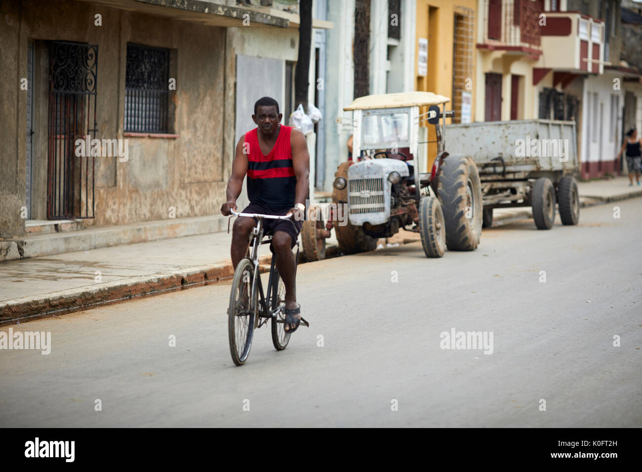 Kuba, Kuba, Cardenas, Pferde und Fahrräder sind der Verkehr auf den Straßen in der Nähe von Park Plaza de Spriu Stockfoto