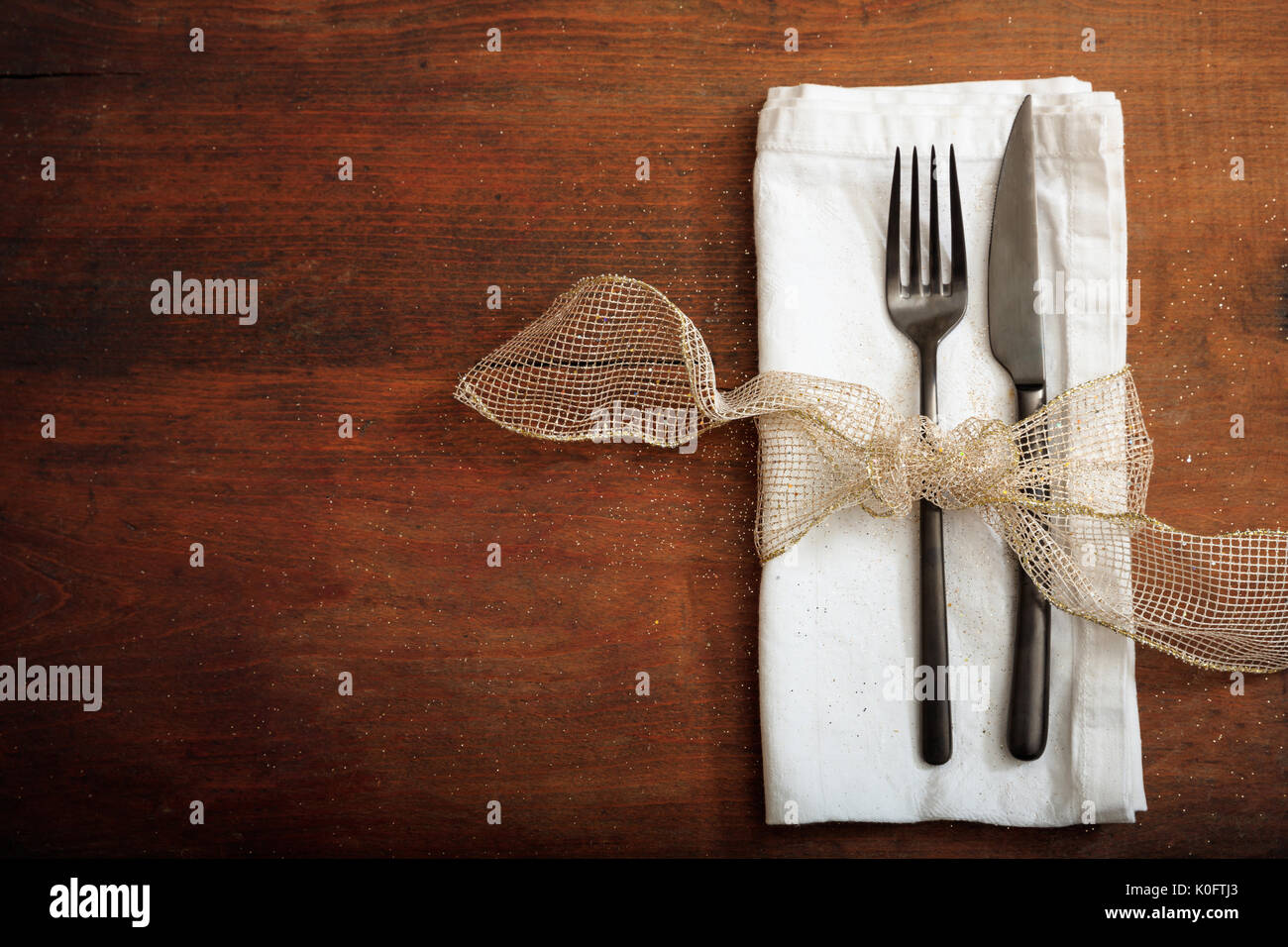 Tisch mit Messer und Gabel auf hölzernen Hintergrund Stockfoto