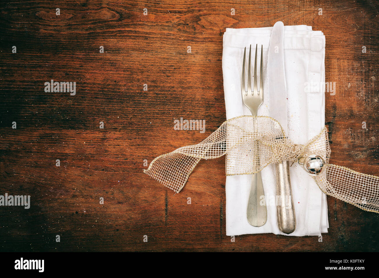 Tisch mit Messer und Gabel auf hölzernen Hintergrund Stockfoto