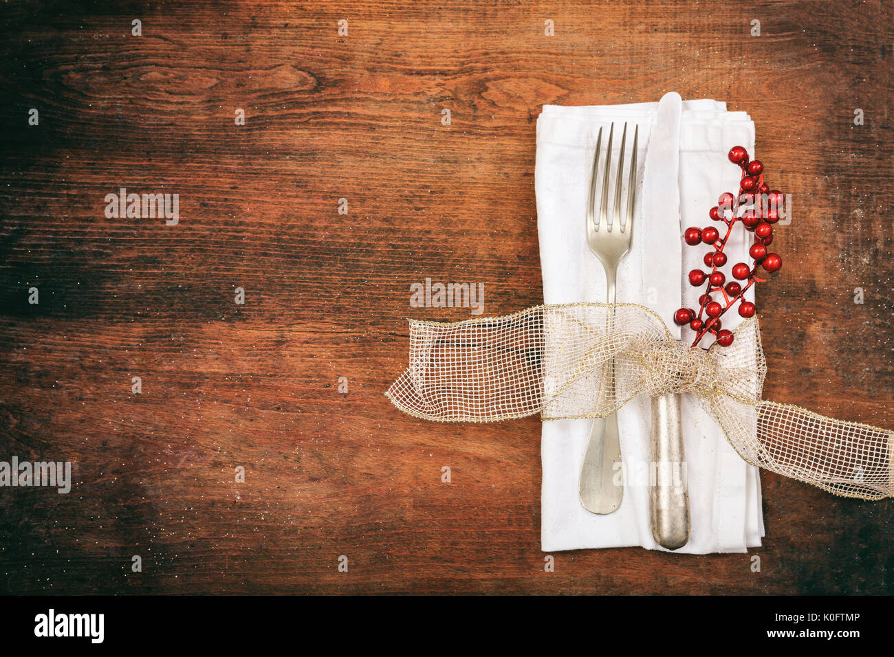 Tisch mit Messer und Gabel auf hölzernen Hintergrund Stockfoto