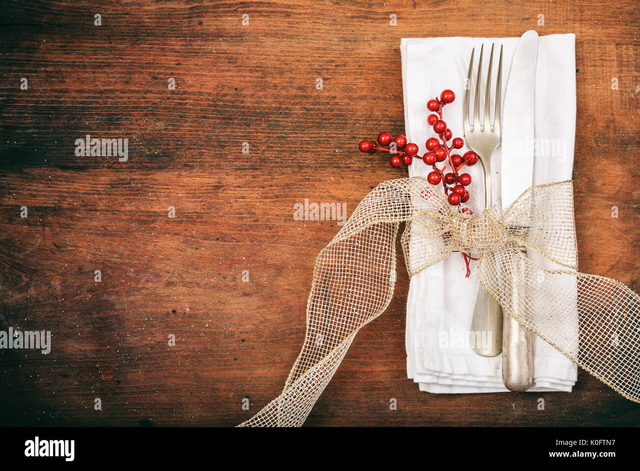 Tisch mit Messer und Gabel auf hölzernen Hintergrund Stockfoto