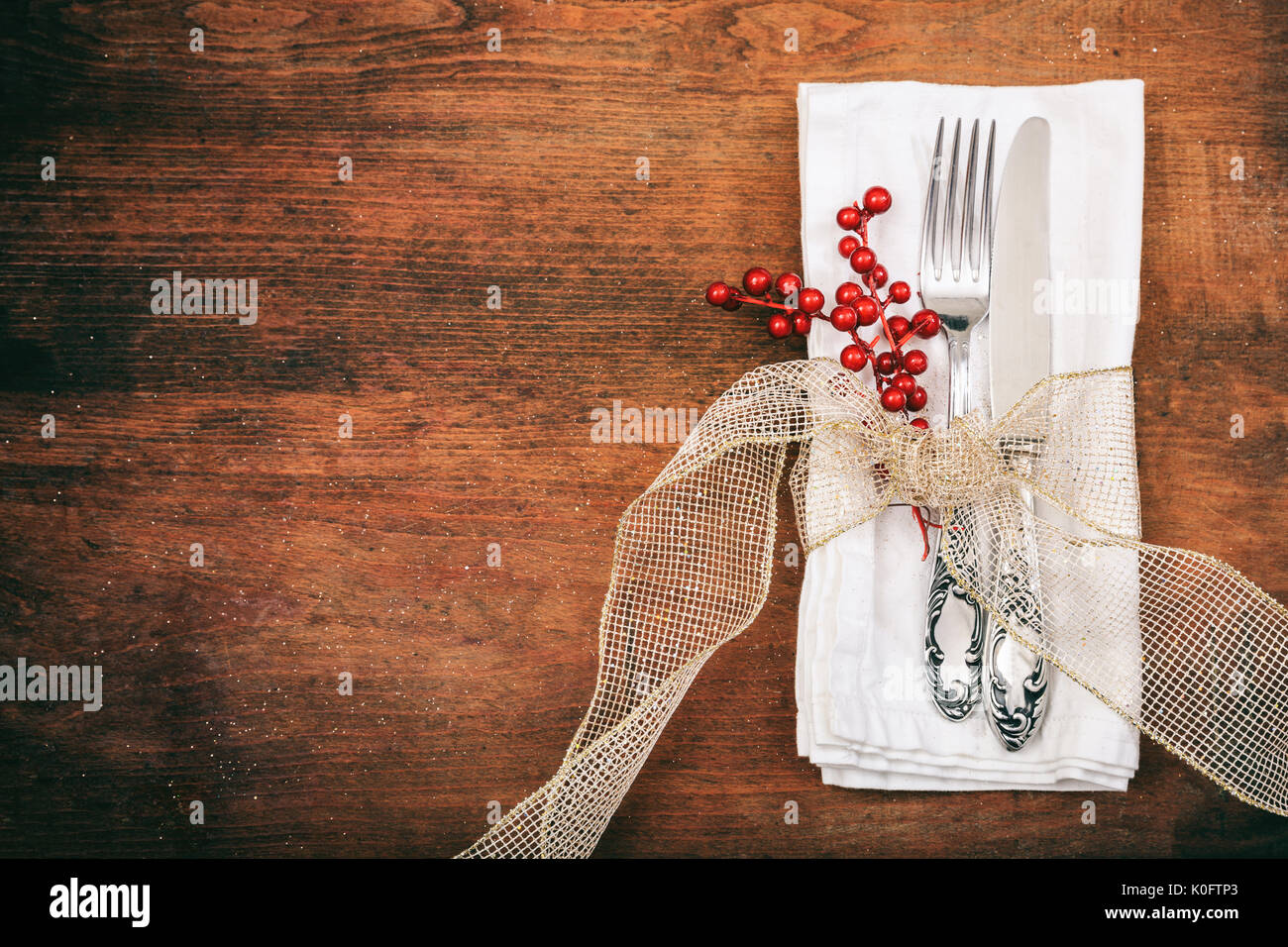 Tisch mit Messer und Gabel auf hölzernen Hintergrund Stockfoto
