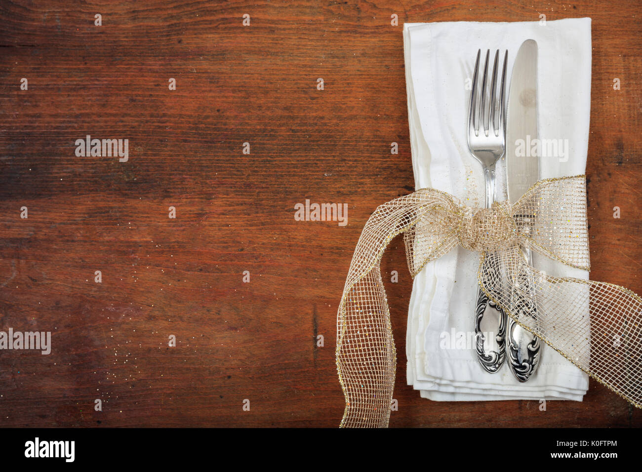 Tisch mit Messer und Gabel auf hölzernen Hintergrund Stockfoto