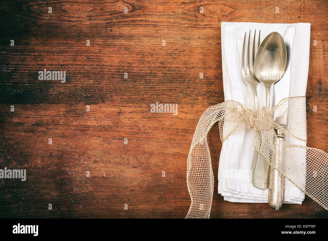 Tabelle mit Gabel, Löffel und Messer auf hölzernen Hintergrund Stockfoto