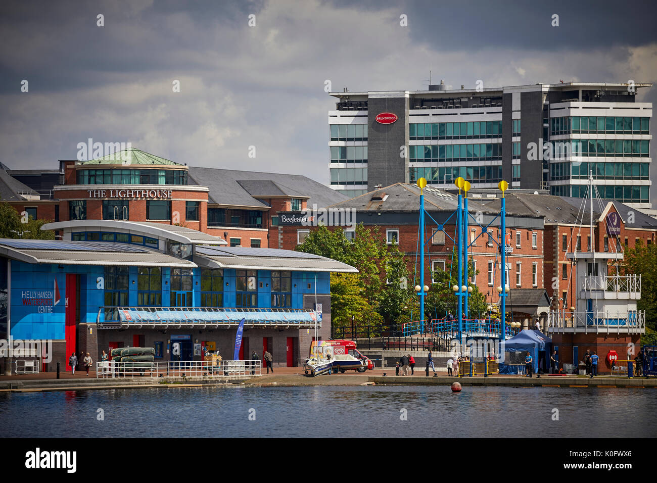 Manchester MediaCityUK bei Salford Quays, Helly Hansen Wassersport Center an der Waterfront docks Central Bay Stockfoto