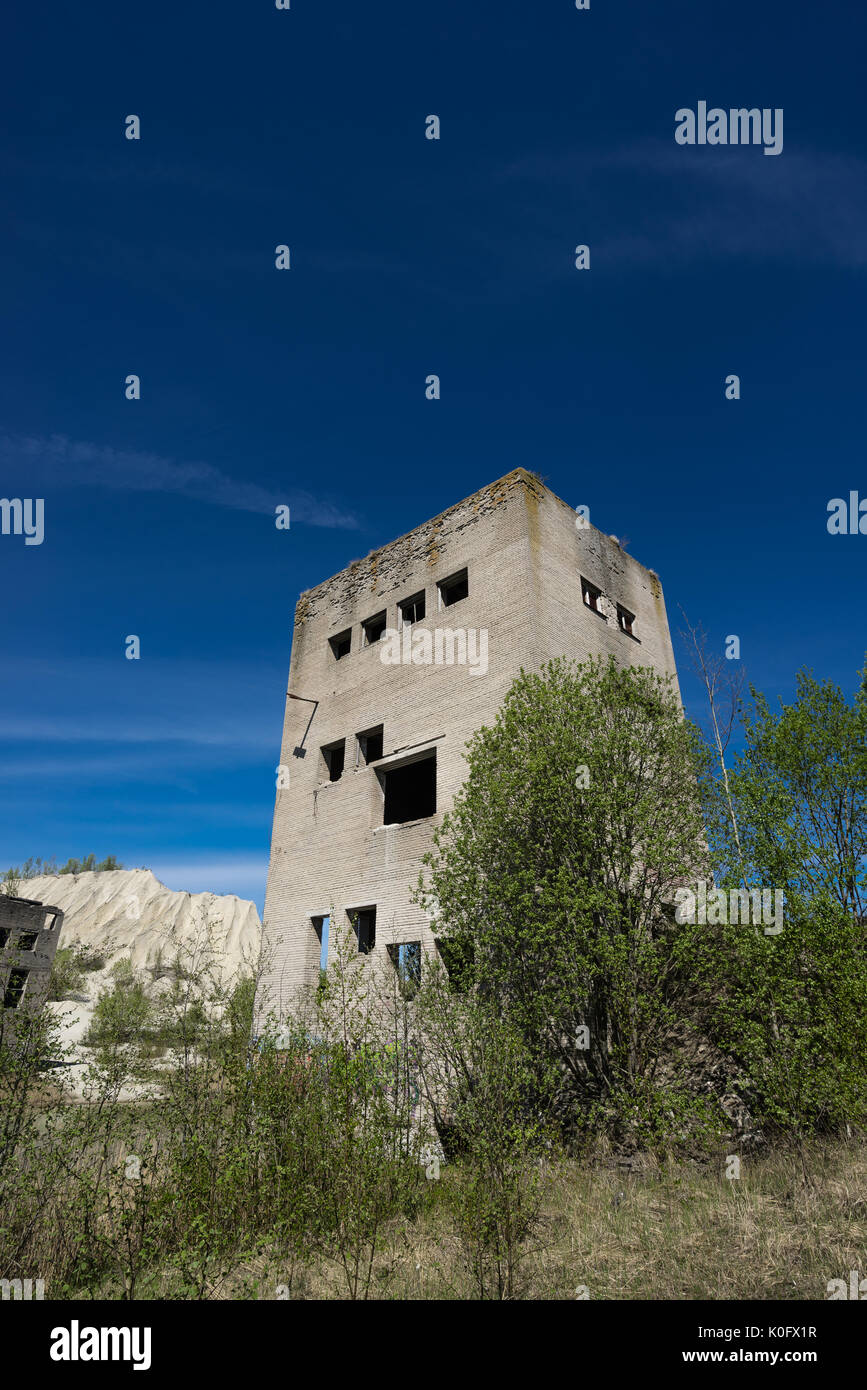 Verlassene Minen Berg und Hauses. Steinbruch und altes Gefängnis und Architektur. Die Asche Dünen in Estland, Europa. Stockfoto