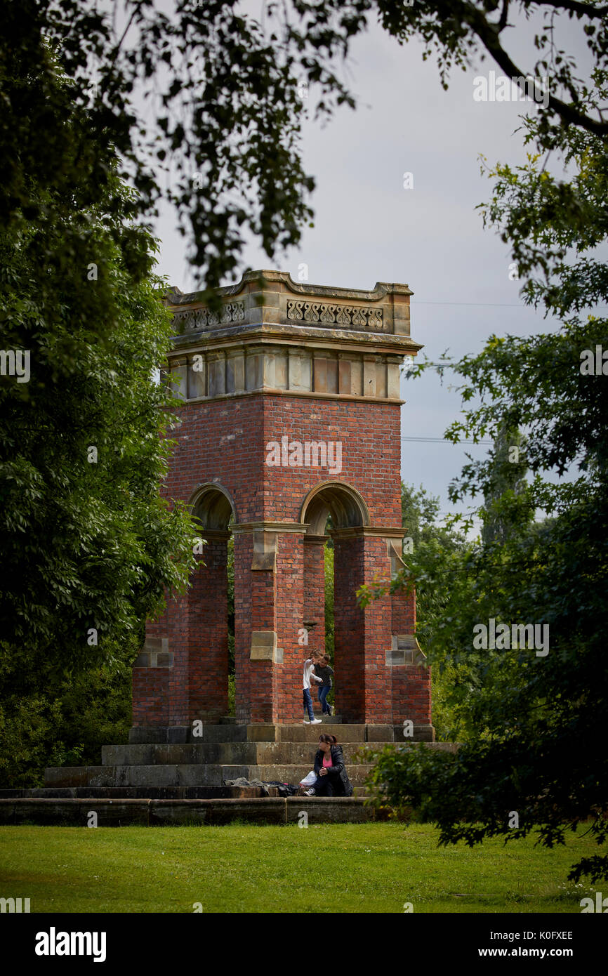 Der Salford malerischen Hahndorf Grün in Manchester früher Worsley Yard und industriellen Bereich, Tudor Häuser und Denkmal für Francis, 3. Herzog von Brücke Stockfoto