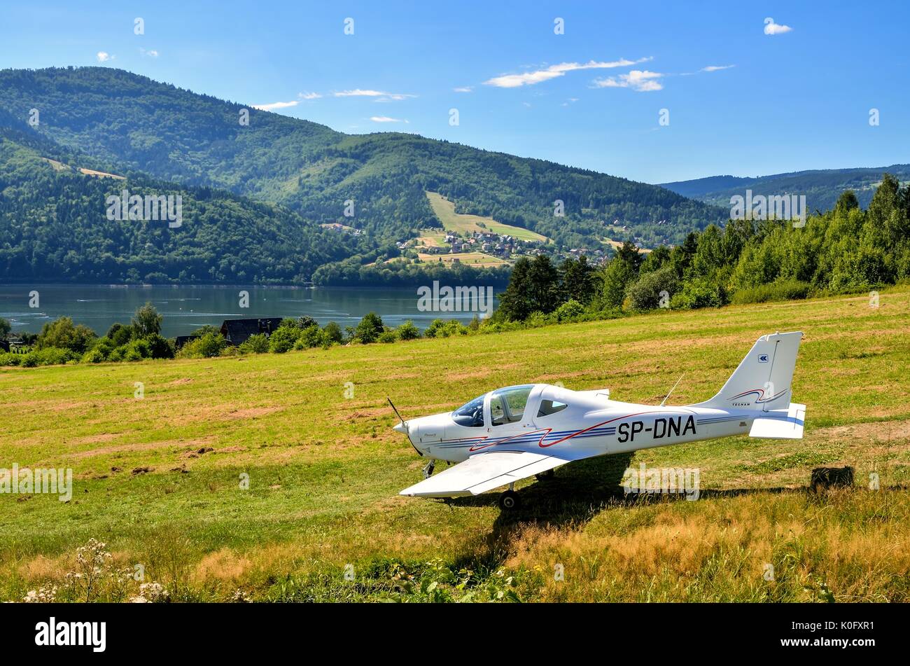 ZAR, Polen - 5. AUGUST 2017: Flughafen für Segelflugzeuge auf dem Berg Zar in den Beskiden in Polen. Stockfoto