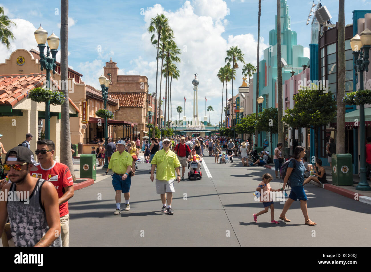 Hollywood Boulevard mit Blick auf den Ausgang/Eingang in Hollywood Studios Theme Park, Walt Disney World, Orlando, Florida. Stockfoto