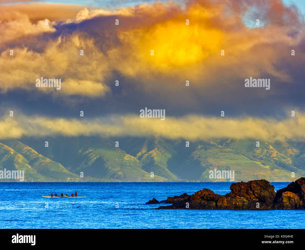 Sonnenaufgang über Molokai von Maui Hawaii gesehen Stockfoto