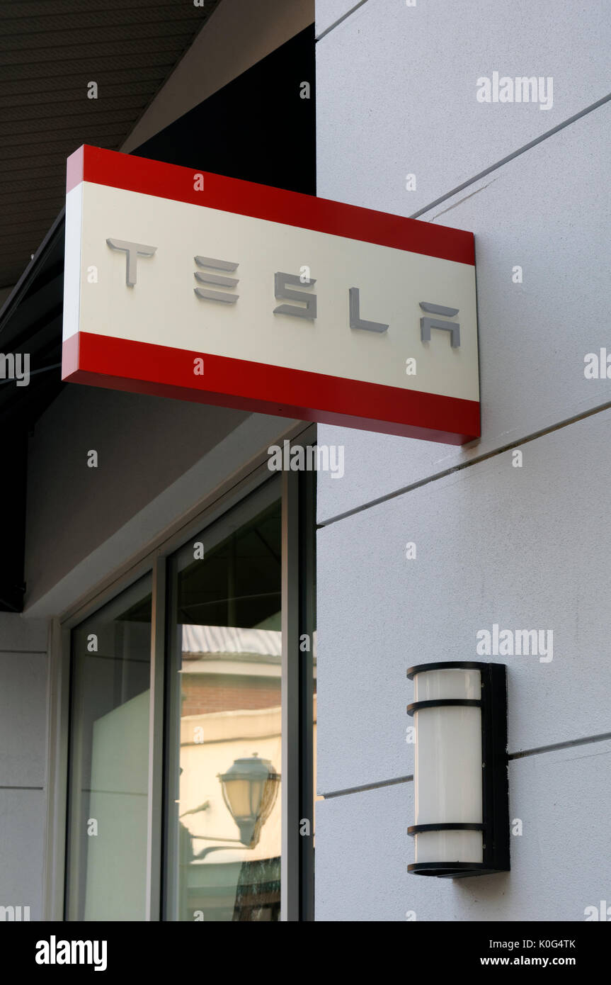 Tesla logo Schild draußen ein Auto Dealership in Vancouver, BC, Kanada Stockfoto